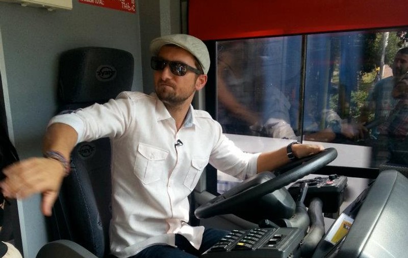 Îl recunoști? Dani Oțil, șofer de autobuz pe perioada vacanței! Mihaela ce zice?