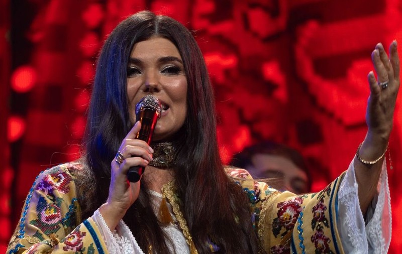 Cum a apărut Paula Seling pe scena de la Sala Palatului din București. A purtat ținute unicat, create dintr-un material special: „Aceste piese cândva decorau casa bunicii”