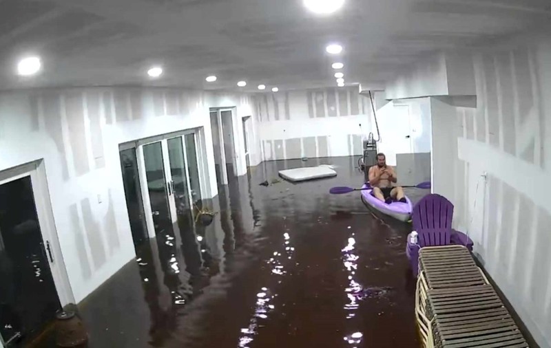 Un bărbat s-a dat cu caiacul în sufragerie, după ce uraganul Helene a devastat Florida: „Dintr-odată, am ajuns să locuiesc pe apă” | VIDEO