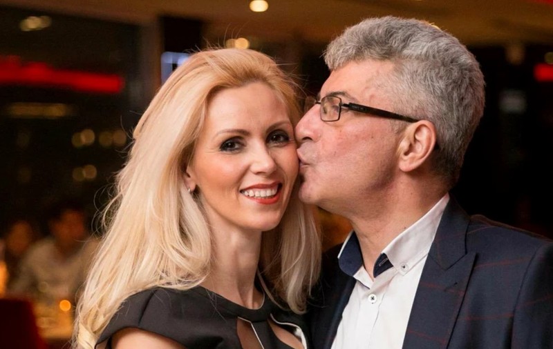 Apariția Mihaelei Botezatu la o petrecere la Ambasada Marii Britanii în România. Poartă în continuare negru după moartea lui Silviu Prigoană