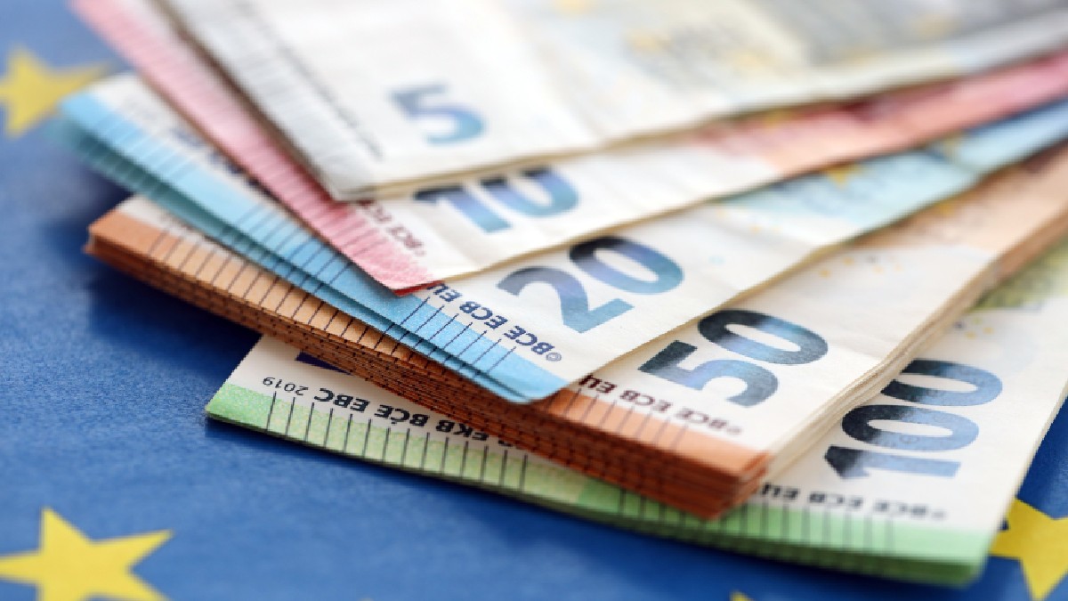 Bancnote de euro pe steagul albastru al Uniunii Europene