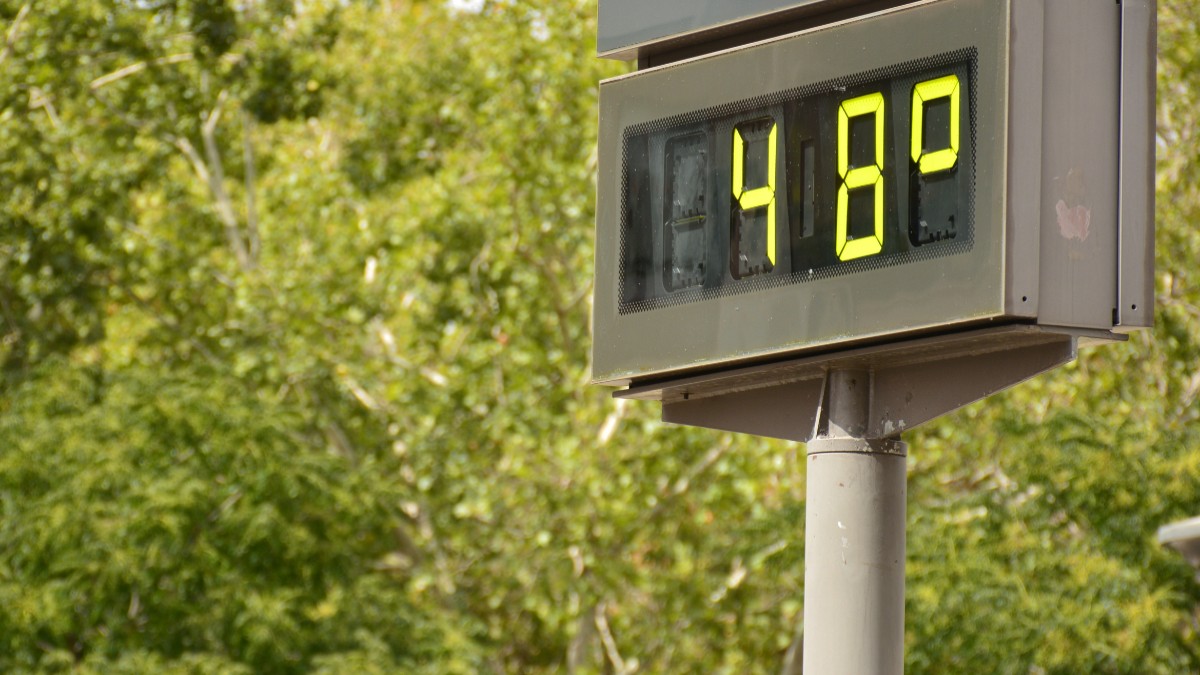 Un indicator de temperatură care arată 48 grade Celsius.