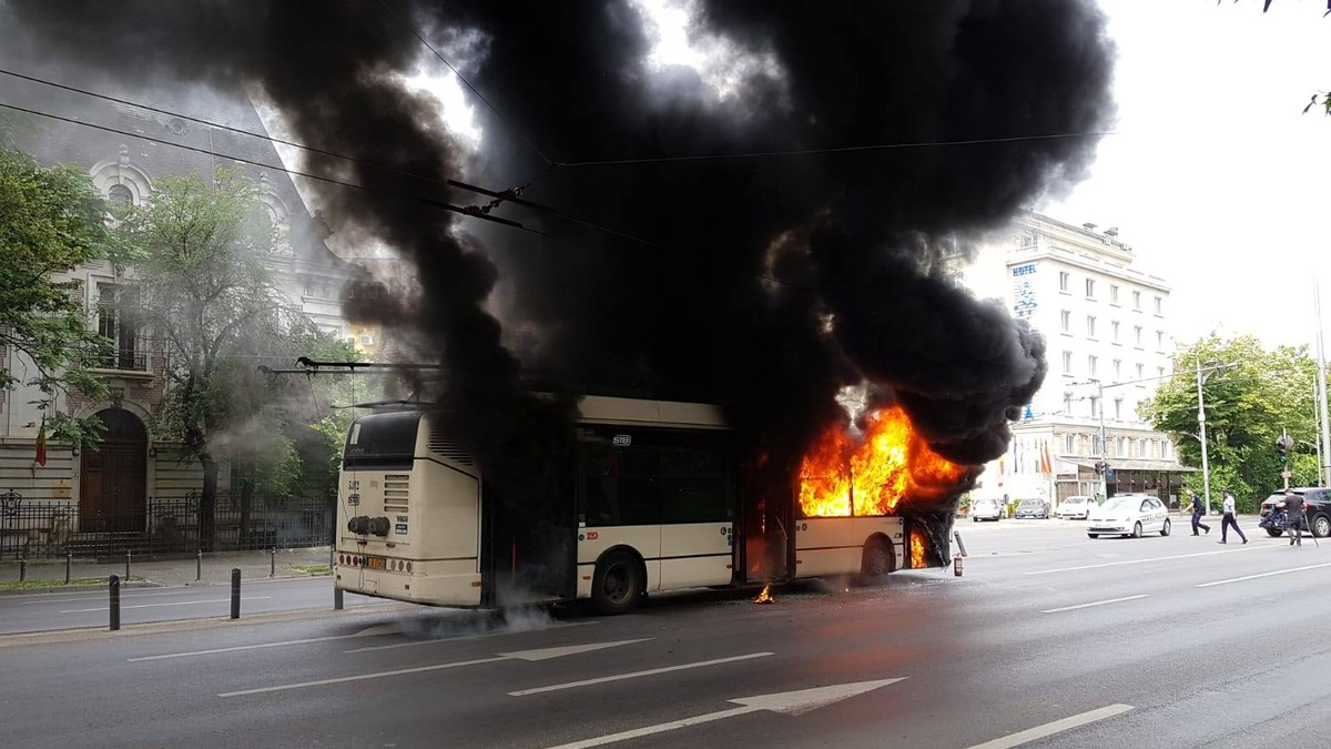 Un troleibuz a luat foc în centrul Bucureștiului. Foto: Ciprian Ciucu / Facebook
