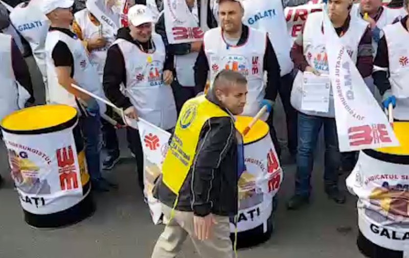 VIDEO | Gest neaşteptat al protestatarilor din Piaţa Victoriei: oamenii s-au întors cu spatele şi au arătat fundul Guvernului