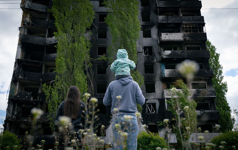 În Bucha, viața încearcă să revină la normal: „Cu cât mai repede curățăm urmele războiului, cu atât îi scoatem pe oameni din traumă”