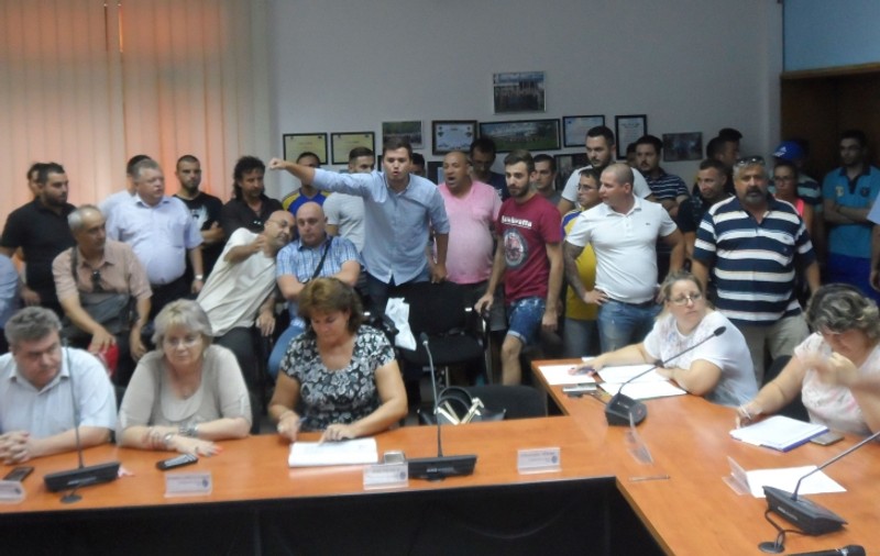 Scandal monstru la Ploiești. Fanii Petrolului au sărit la gâtul membrilor Consiliului Local. Poliția a fost chemată la fața locului | VIDEO