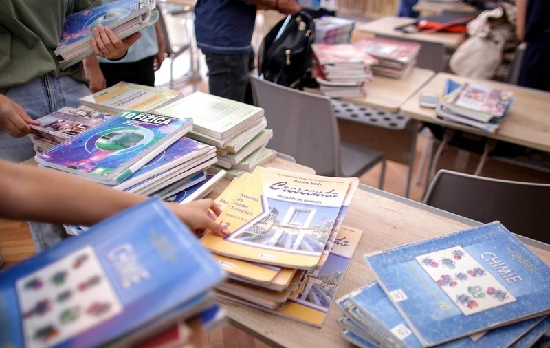 Mai multe manuale lipsesc de pe bănci, la mai mult de o săptămână de la începutul școlii. Explicațiile Ministerului Educației
