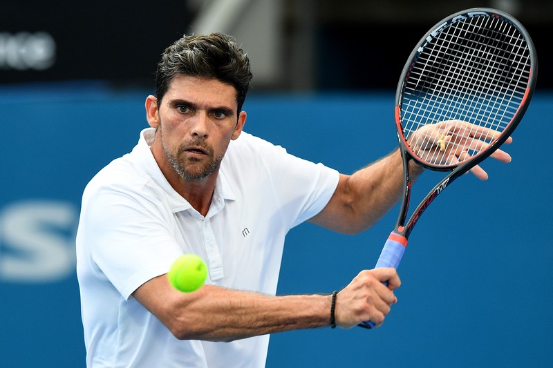Mark Philippoussis, lovind cu reverul în timpul unui meci de tenis. (FOTO: EPA)