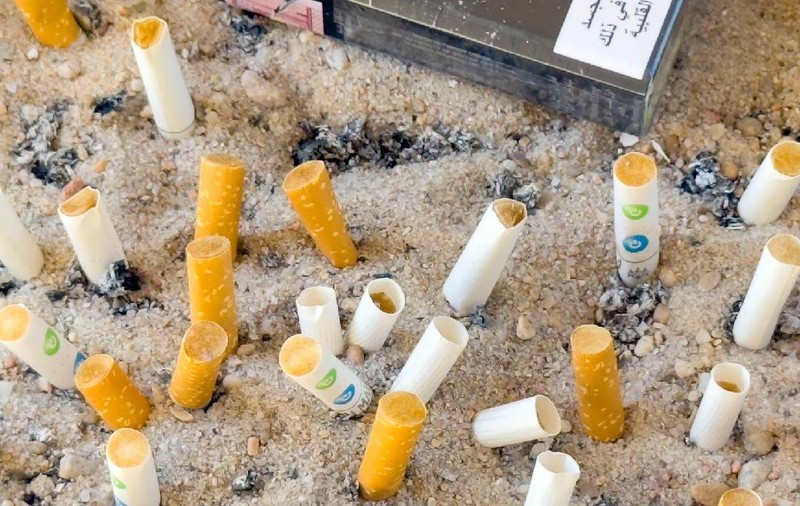 Cearta din UE pe filtrele de țigară: lipsa lor va descuraja fumatul, ba nu, îi va expune pe fumători la și mai multe toxine