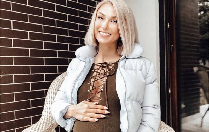 Andreea Bălan se află tot la terapie intensivă, după ce a suferit un stop cardio-respirator în timpul nașterii. Clinica Sanador: "Sunt foarte rare aceste incidente"