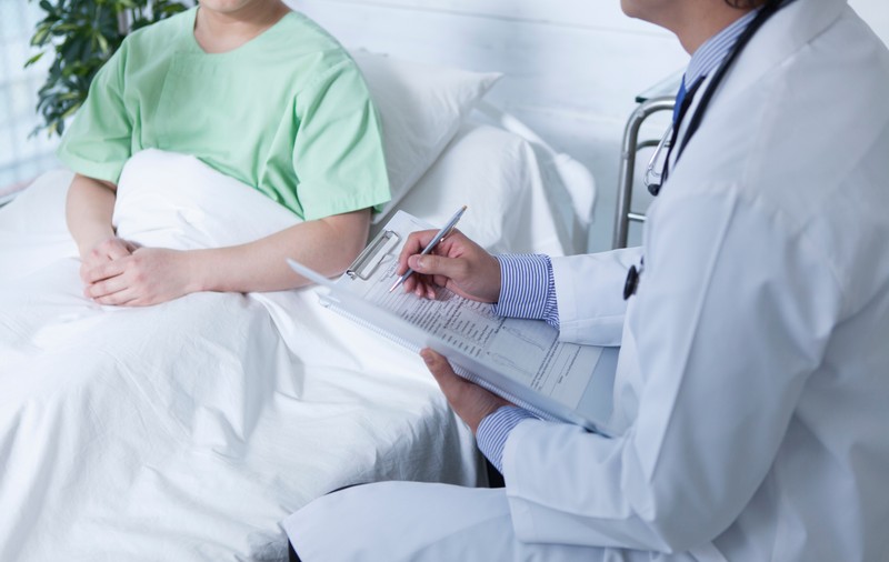 O mamă încearcă de șase ani să primească un diagnostic pentru boala fiului ei. „Suntem ca niște fantome ale sistemului”