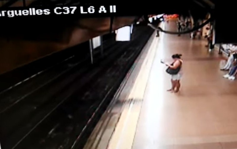 Tânăr împins în fața metroului la Madrid