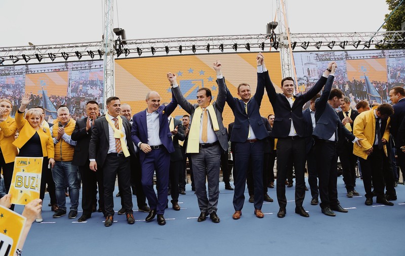 FOTO | Miting PNL la Focşani. Atac dur al lui Ludovic Orban: "Zilele lui Oprişan s-au terminat. Portofele, nu uita, Vrancea nu mai e a ta!"