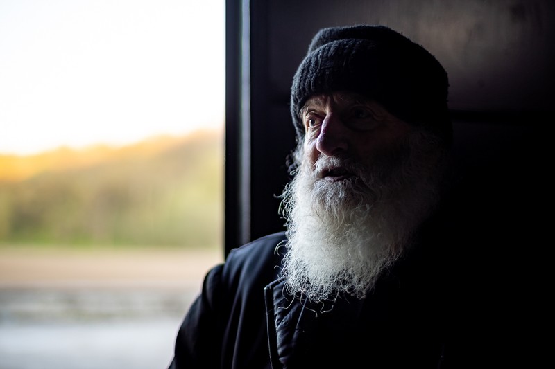 Părintele Ierotei, obişnuit cu singurătatea, se bucură când vede oameni în pragul peşterii