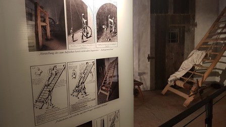 În castel sunt expuse unelte de tortură