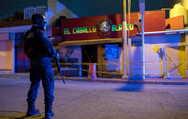 Bar incendiat de cartelurile de droguri din Mexic. Cel puțin 23 de persoane au murit