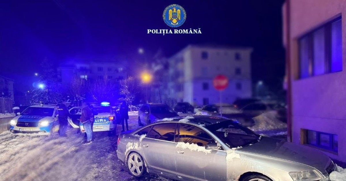 Imaginea surprinde o intervenție a Poliției Române pe timp de noapte, pe o stradă acoperită de zăpadă, unde un autoturism a fost oprit, fiind avariat la roți. În zonă se află mai multe autospeciale de poliție cu semnalele luminoase pornite, iar polițiștii desfășoară verificări la fața locului.