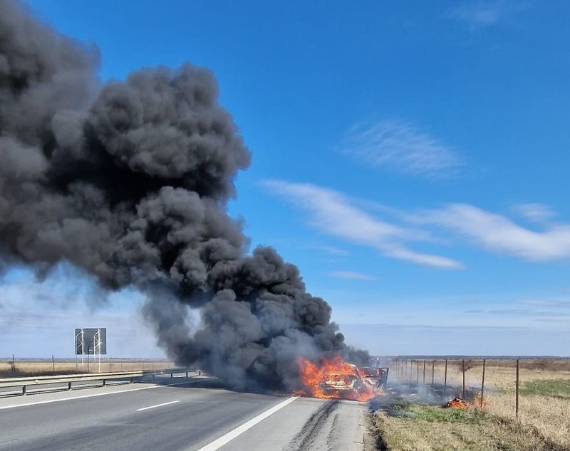 O mașină a ars ca o torță pe Autostrada A1. Șoferul și cei doi pasageri au reușit să iasă din vehicul în ultimul moment