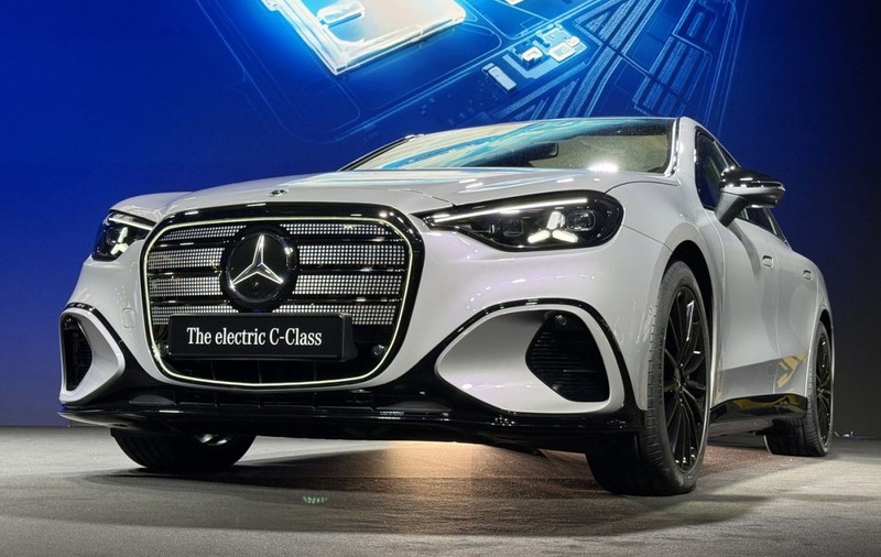 Producția noului Mercedes Benz C Class a început în Ungaria. Mașina e full electrică și are direcție și pe roțile din spate