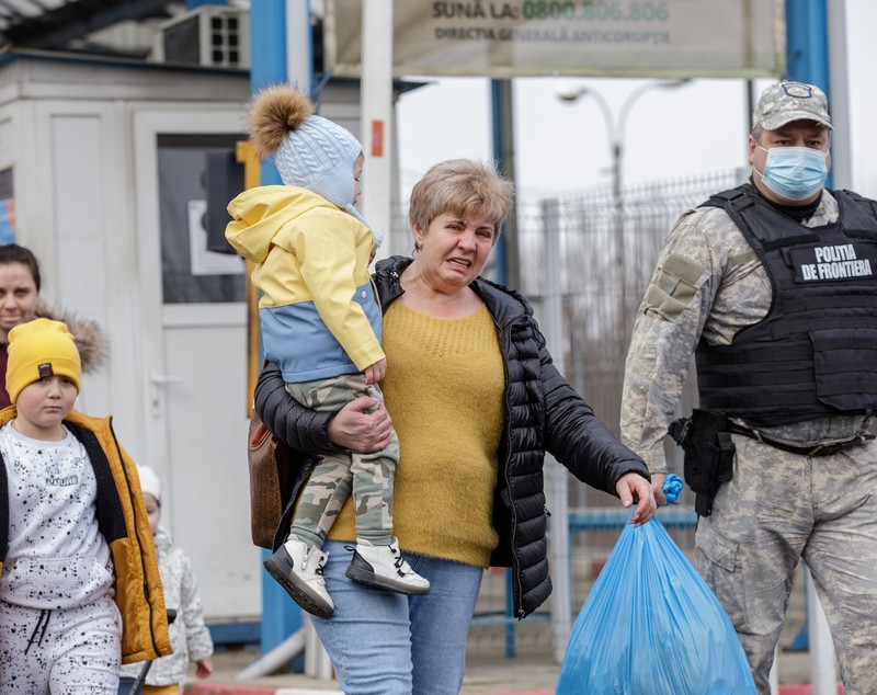 „Azi-noapte au lăsat să treacă și câțiva bărbați care aveau soțiile deja în România”. Ce se întâmplă la vama Sighetu Marmației
