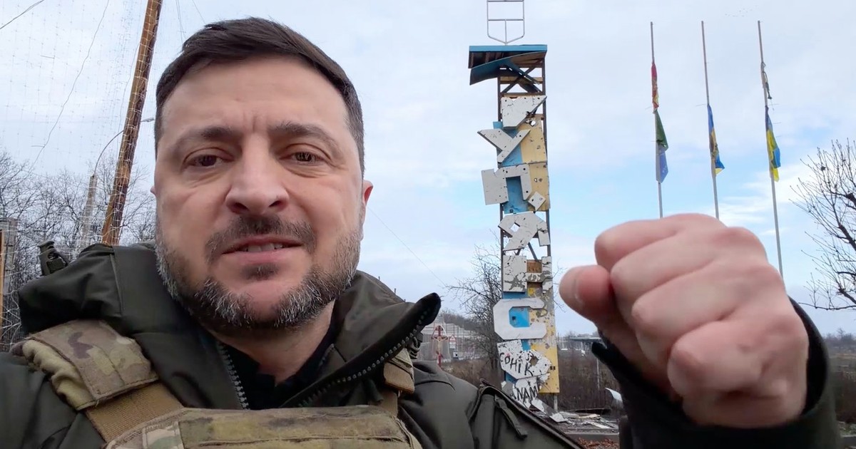 Volodimir Zelenski, la intrarea în orașul Kupiansk Foto: Profimedia