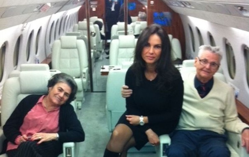 Foto | Ramona Bădescu îşi plimbă părinţii cu avionul privat