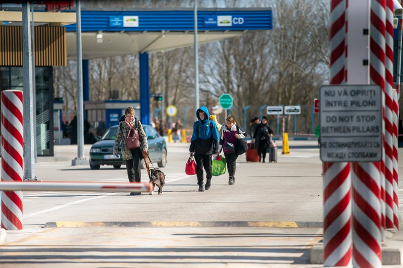 Refugiați ucraineni la granița cu Moldova | Foto: EPA
