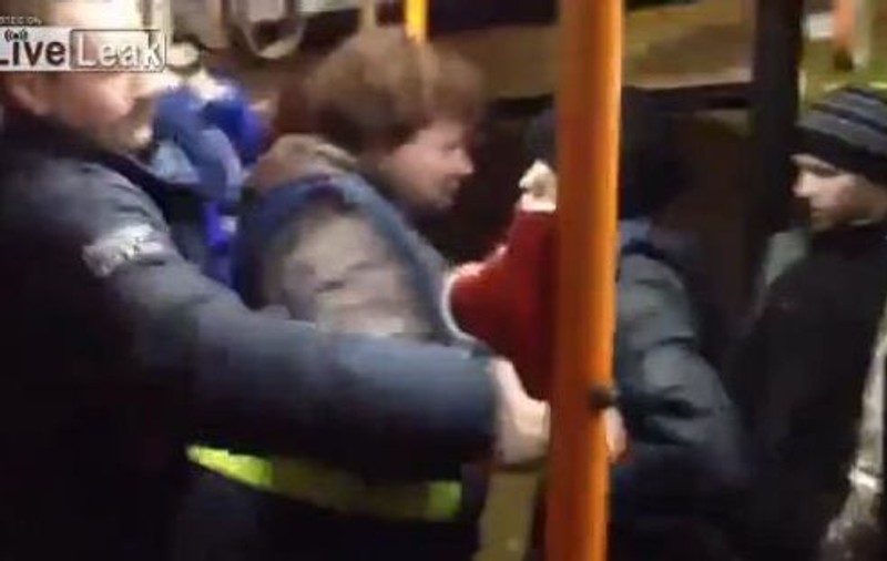 O controloare a fost bătută într-un autobuz din Belarus! | VIDEO