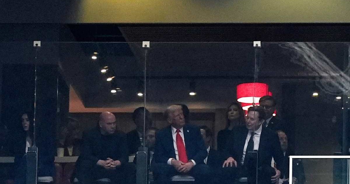 Donald Trump și Elon Musk discută la funeraliile lui Charlie Kirk