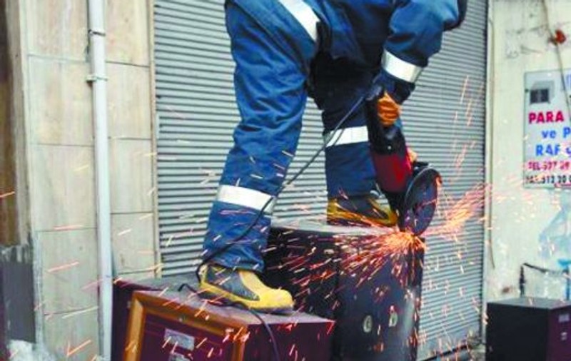 Un copil de 8 ani era să moară sufocat într-un seif