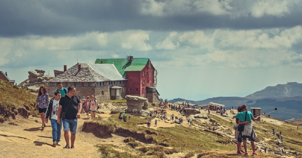Cinci trasee de făcut în Munţii Bucegi-Leaota - Imagine cu grupuri de turişti în zona Cabanei Babele