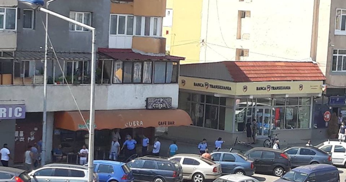 O bătaie cu săbii și topoare, într-un bar din Târgu Jiu. Șase scandalagii au fost reținuți