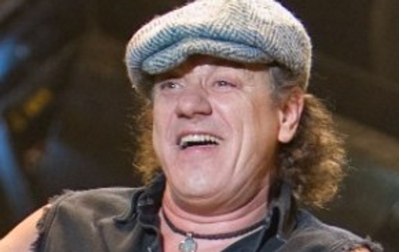 Solistul AC/DC se ia de vedetele care se laudă cu acte caritabile
