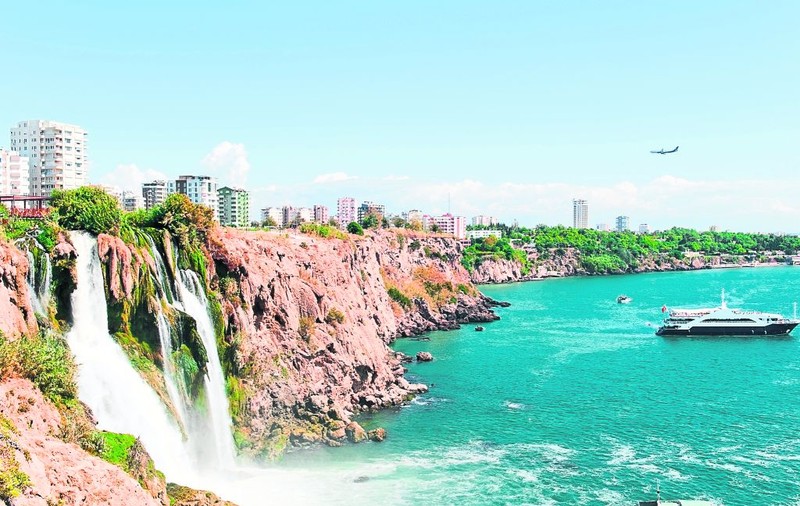 Vacanțele românilor continuă în Turcia cu sau fără lovitură de stat