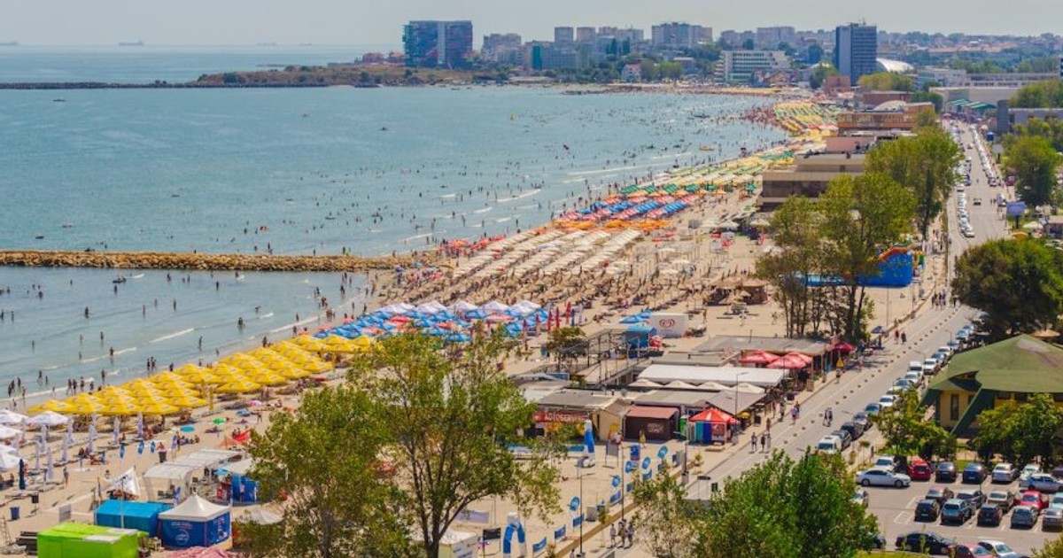 Zile libere în august 2018. Vedere de sus cu o plajă de pe litoralul românesc