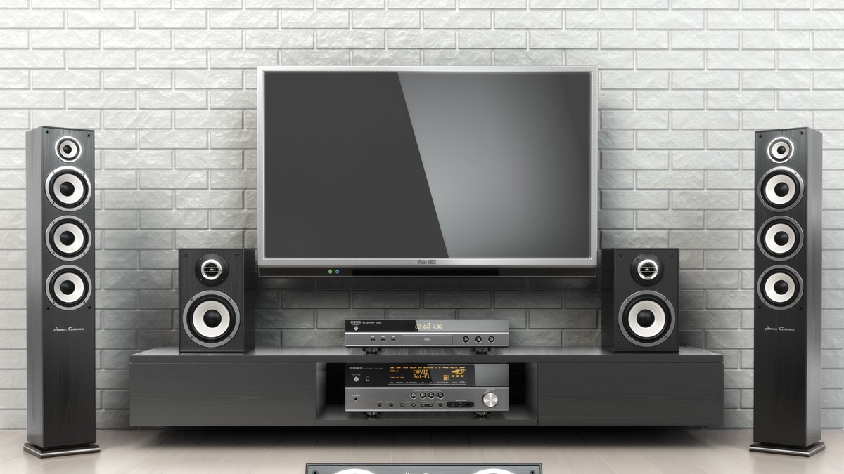 Dolby Digital și DTS. Un televizor negru cu un sistem audio