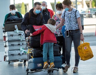 Turiști germani pe aeroportul din Palma de Mallorca FOTO: EPA
