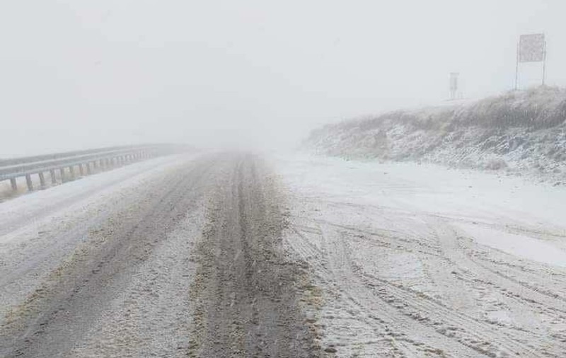 Zăpadă pe Transalpina, din cauza ciclonului Boris. Salvamontiștii au ajutat mai mulți turiști străini să coboare din Parâng | VIDEO