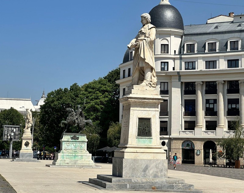 Statuile din Piața Universității din București au fost curățate de graffiti