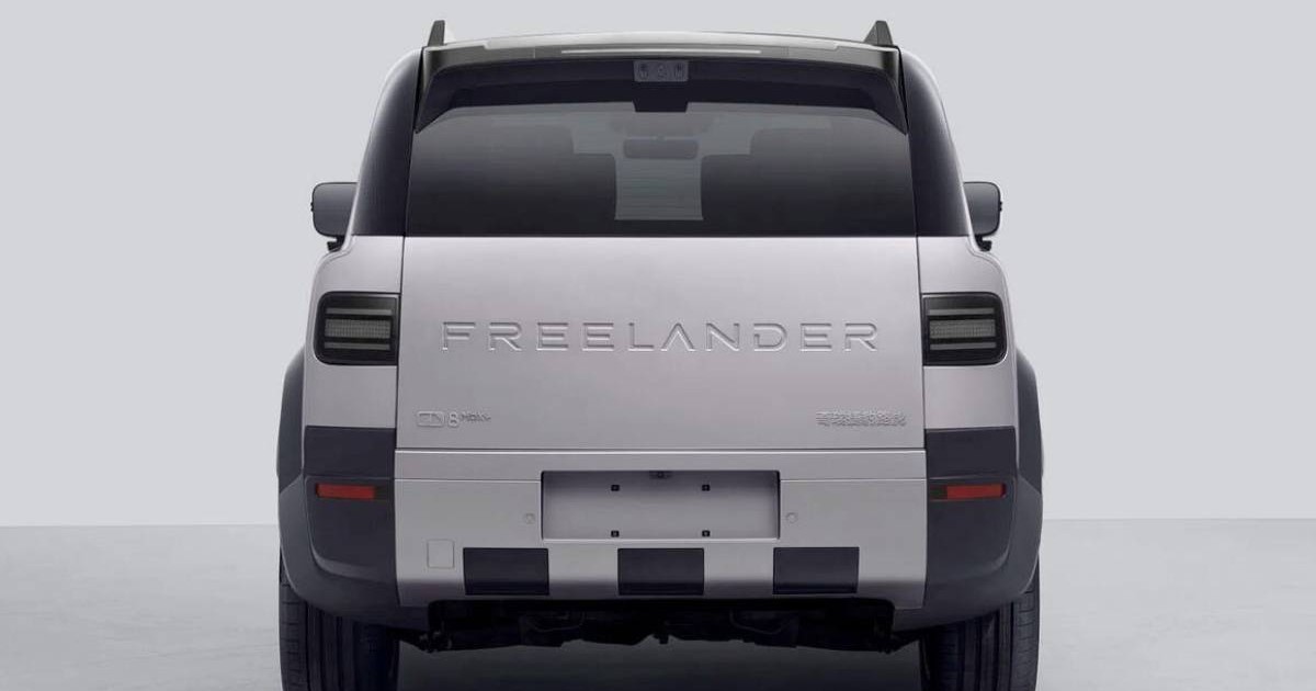 Freelander 8, de culoare gri, vazut din spate