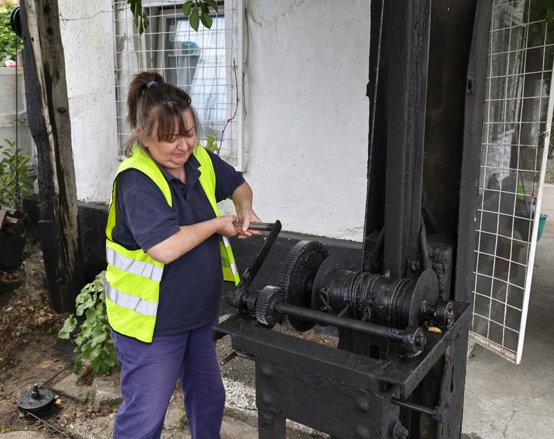 Femeia care ridică manual, de 36 de ani, o barieră de tren. Imaginea care spune tot despre infrastructura din România