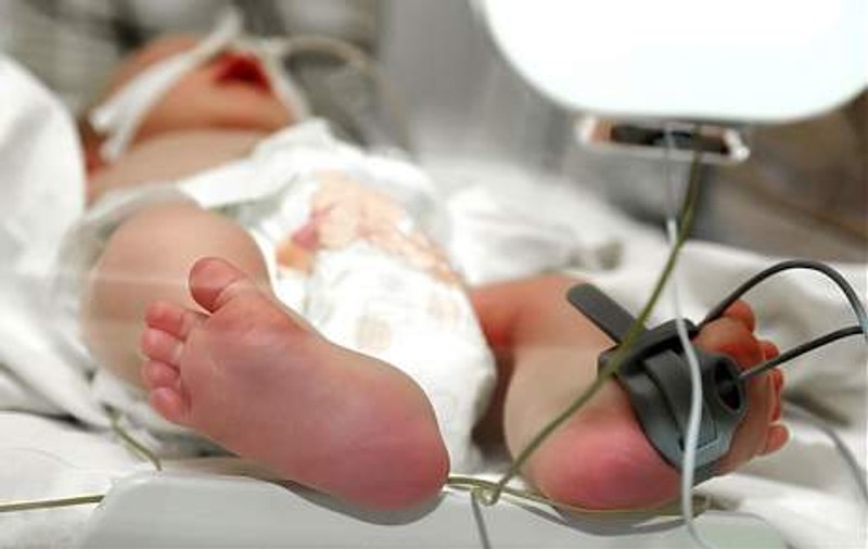 Un bebeluș a fost scăpat în cap și e în stare critică la spitalul din Iași. Mama a spus inițial că i-a desfundat nasul fetiței