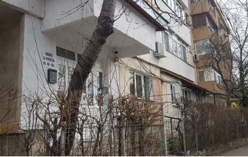 Au spălat scara cu săpun și spirt de teama coronavirusului. Vecinii primului ieșean infectat s-au mobilizat
