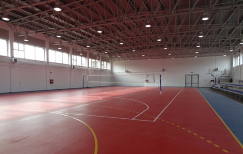 Două eleve din Petroșani, rănite la ora de sport, după ce un televizor a căzut peste ele