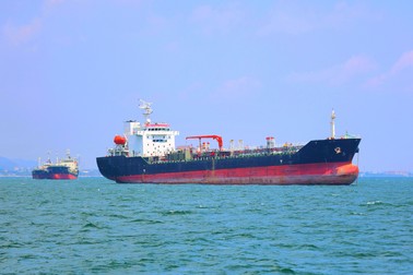 O vedere a Strâmtorii Ormuz cu numeroase nave care navighează spre est. Imagine cu caracter reprezentativ. Foto: Shutterstock