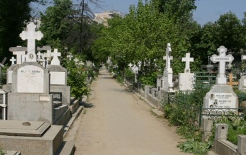 Doi tineri au furat clopotul de 6.500 de lei al bisericii din cimitir