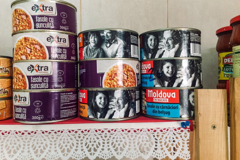 Rafturi cu produse românești la Carnicería Caraiman deschisă în Burriana, în provincia Castellón, de familia Rezban, care a venit în Spania în urmă cu 15 ani din Ineu, județul Arad