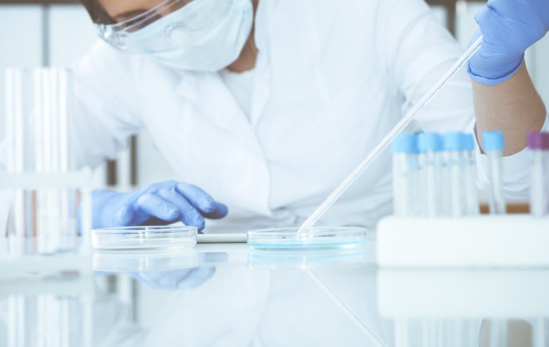 Cercetătorii au descoperit într-un studiu de laborator că un compus din canabis poate opri replicarea coronavirusului