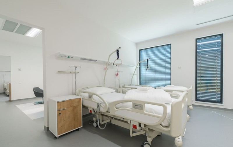 Un spital modern privat din Cluj, aruncat în lupta cu COVID-19, stă închis de o lună, cu angajații în șomaj tehnic și pacienții trimiși acasă