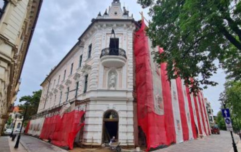 Motivul pentru care unii cetățeni din Oradea spun că s-a făcut lucru de mântuială cu fațadele complexului Rimanóczy din centrul orașului
